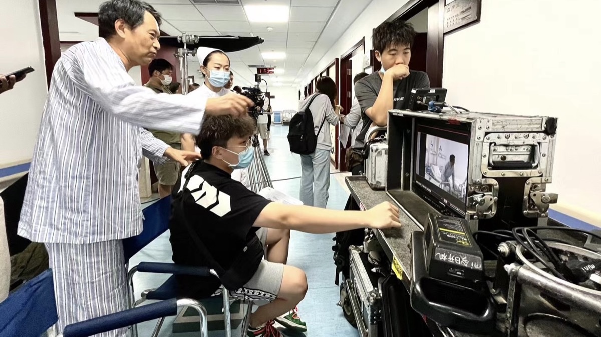孙源片场工作照：导演现场监看